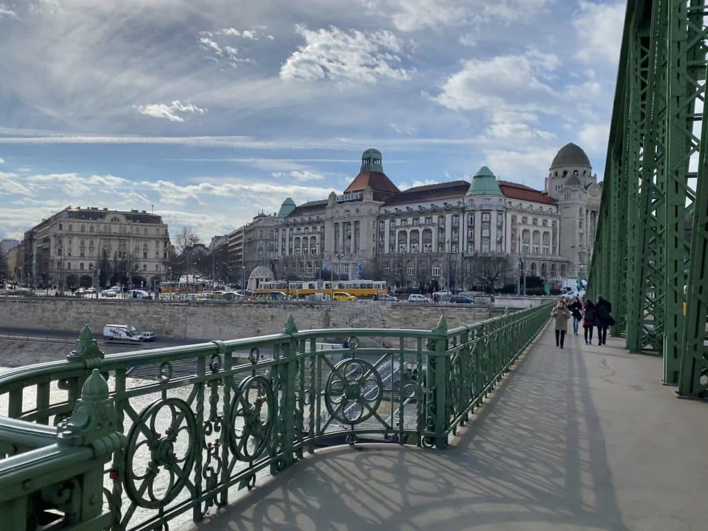 cuanto cuesta viajar a Budapest